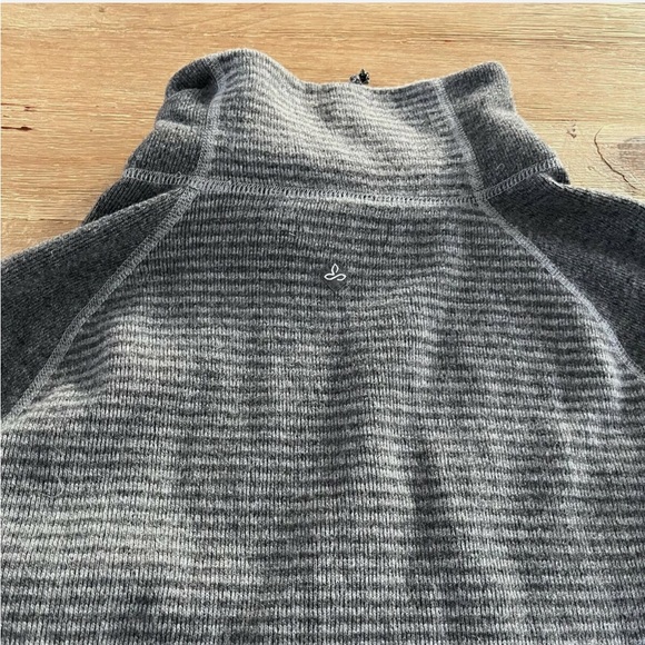 Prana Lucia Gray Wool Pullover Sweater Quick Dry Buttons XS Womens - Picture 6 of 6